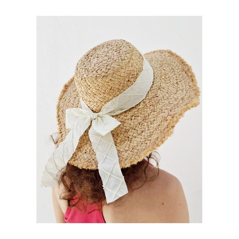Chapeau en raphia naturel avec ruban en toile Chapeau en raphia naturel avec ruban en toile