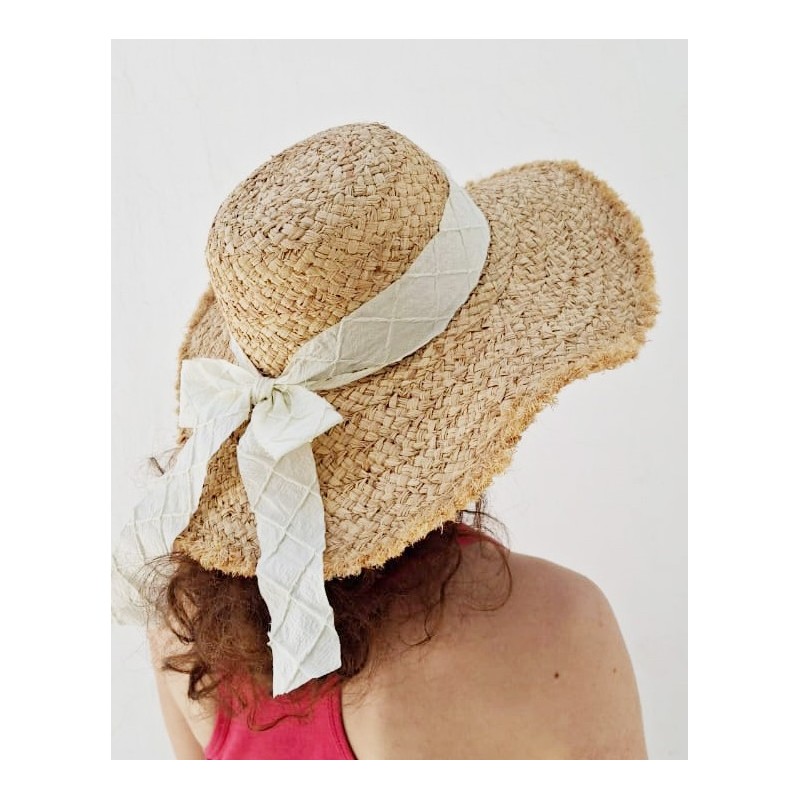 Chapeau en raphia naturel avec ruban en toile Chapeau en raphia naturel avec ruban en toile