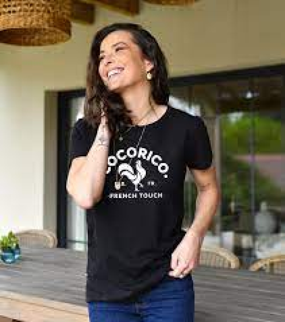 Le T-shirt, icône indémodable du dressing de la femme en 2025
