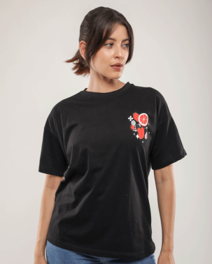 Le T-shirt, icône indémodable du dressing de la femme en 2025